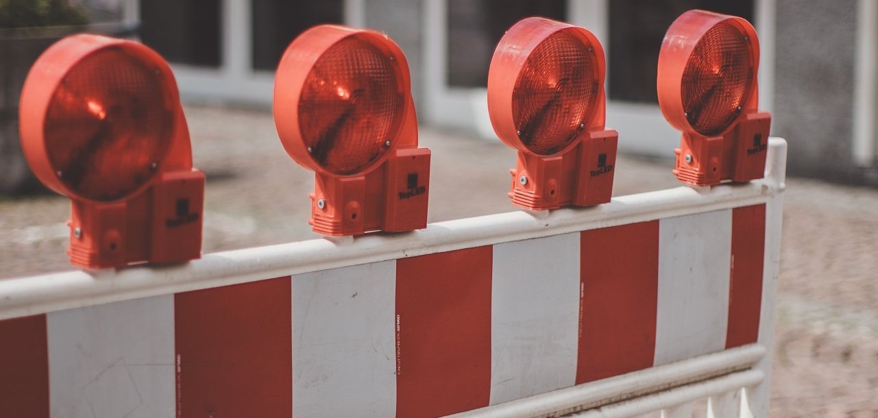 Absperrung in rot-weißen Streifen