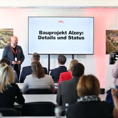 Präsentation über Lilly mit vielen Zuschauern