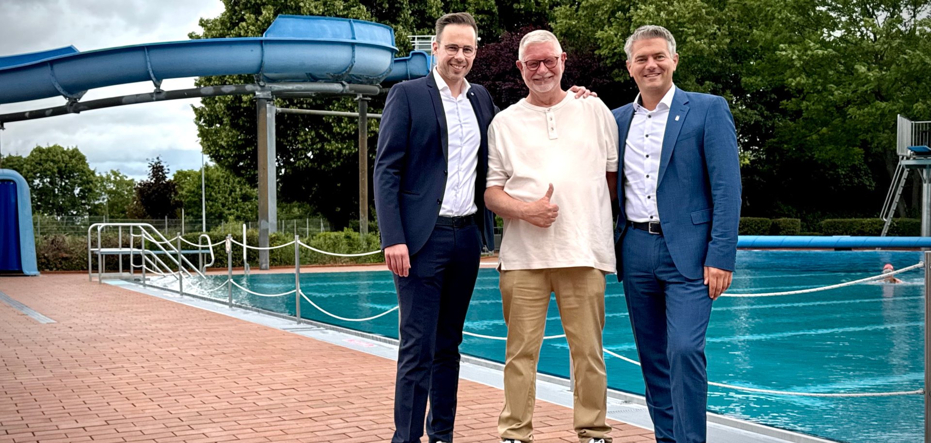 3 Männer und im Hintergrund das Wartbergbad