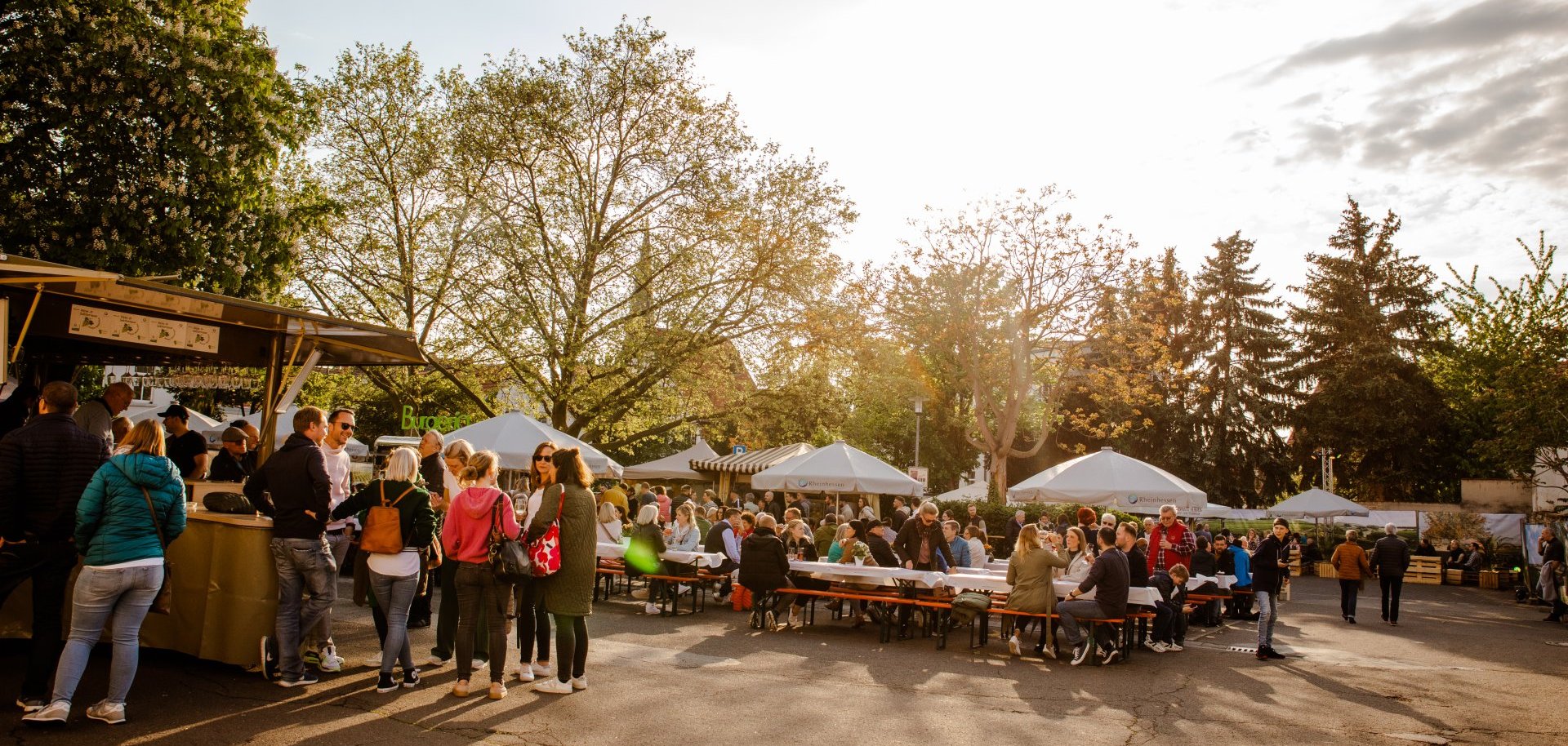 viele Menschen die sitzen und stehen