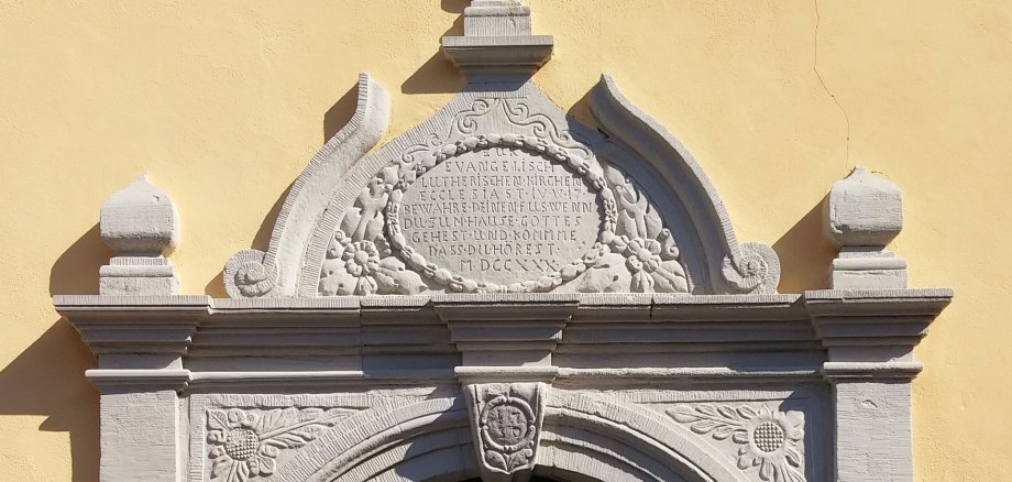 oberer Teil der Kirhcentür aus Stein mit Gravierungen