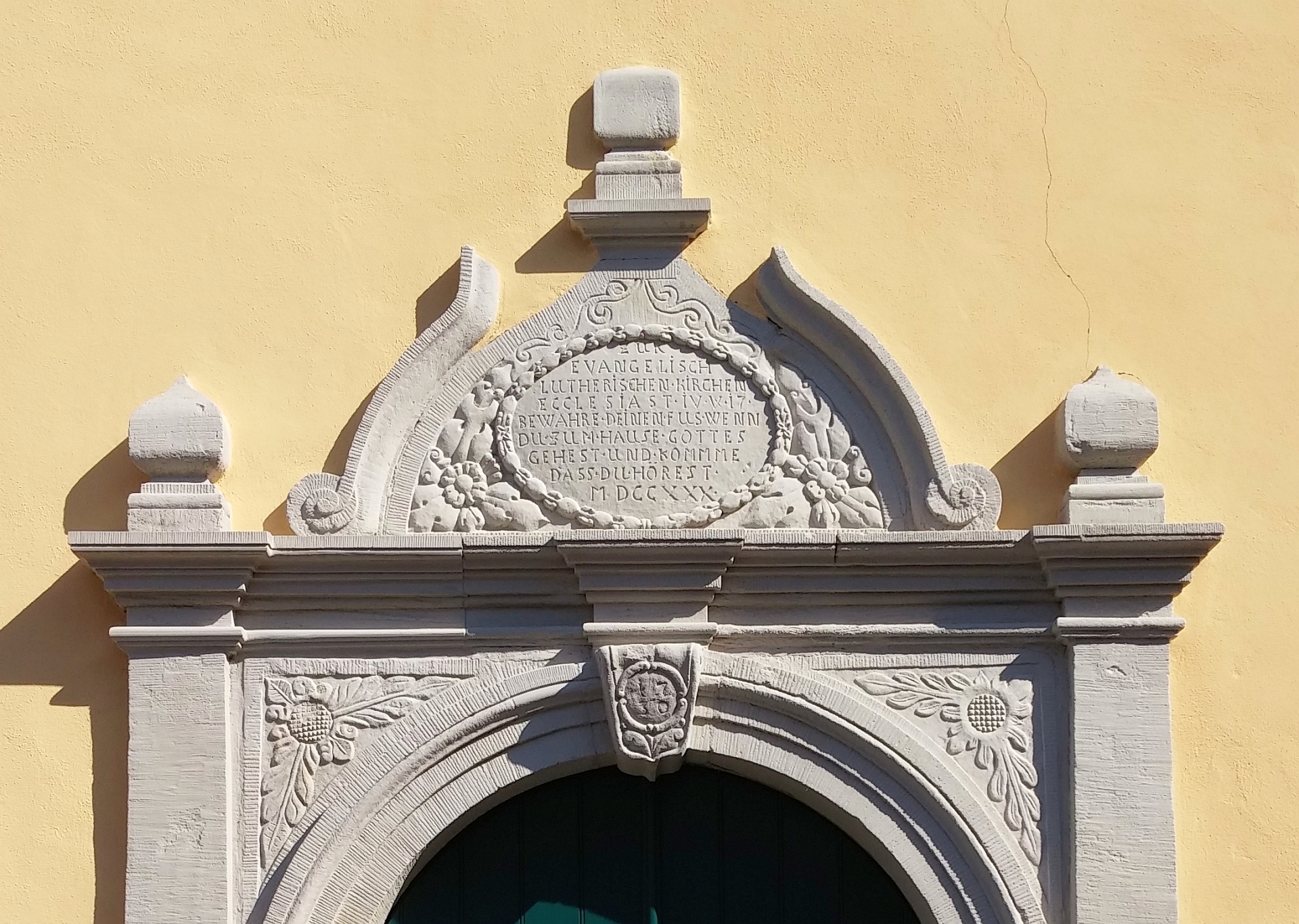 oberer Teil der Kirhcentür aus Stein mit Gravierungen