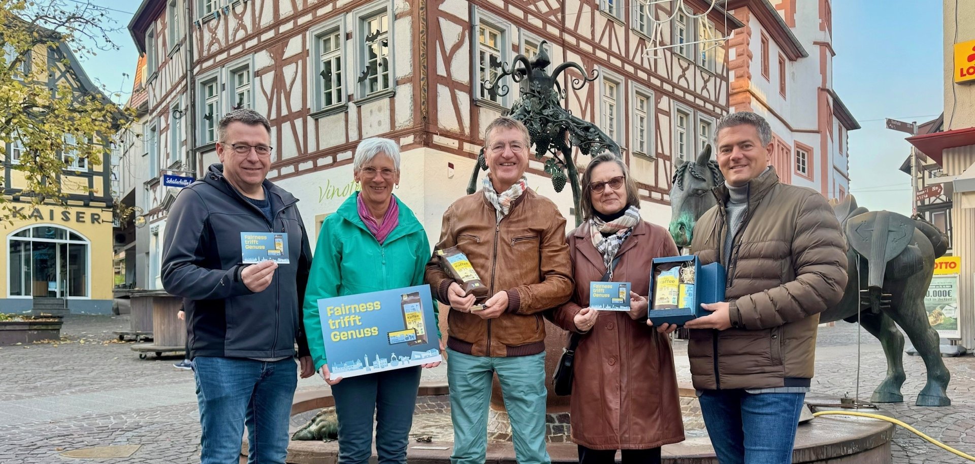 Die Präsentation der Alzeyer Fair-Trade-Schokolade auf dem Rossmarkt mit Bürgermeister Steffen Jung.