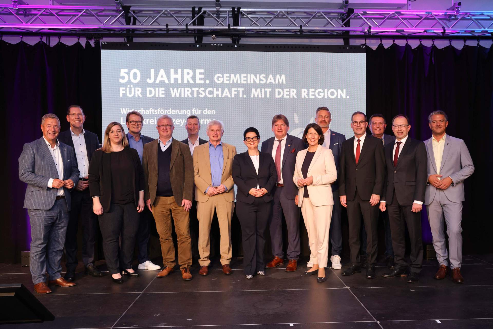 Ein Bühnenfoto von mehreren Personen für die Wirtschaftsförderung Alzey-Worms.