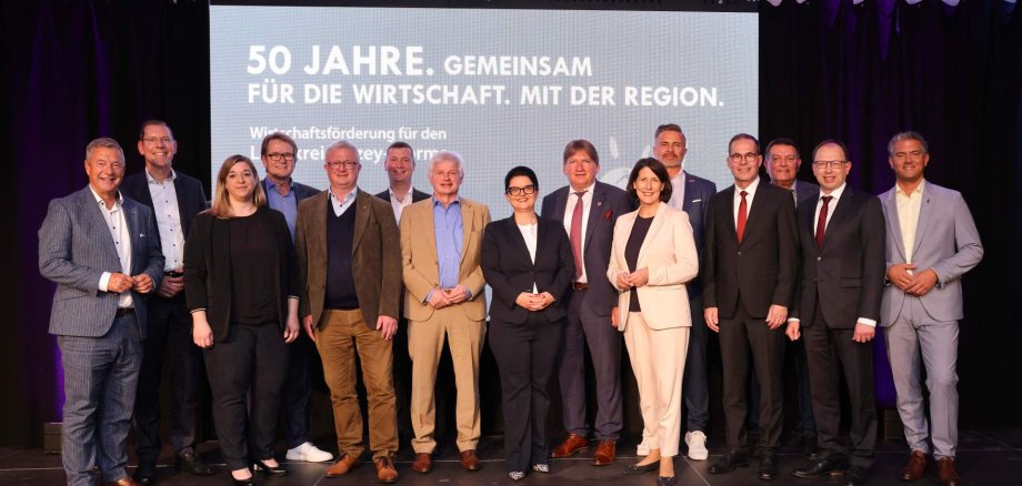 Ein Bühnenfoto von mehreren Personen für die Wirtschaftsförderung Alzey-Worms.