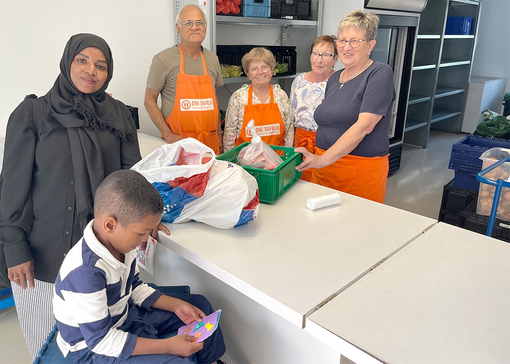 Ausgabe bei der Tafel in Alzey von ein paar Mitarbeitern