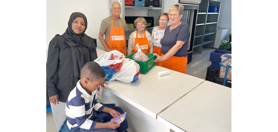 Ausgabe bei der Tafel in Alzey von ein paar Mitarbeitern