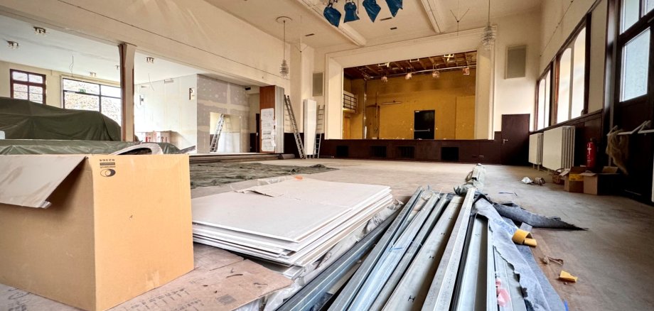 Umzugskartons und Baumaterialien