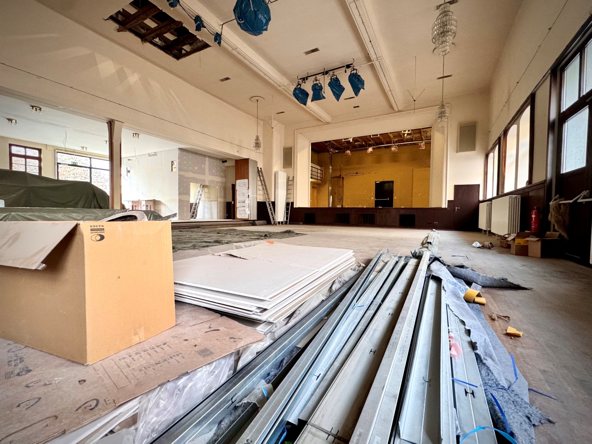 Umzugskartons und Baumaterialien