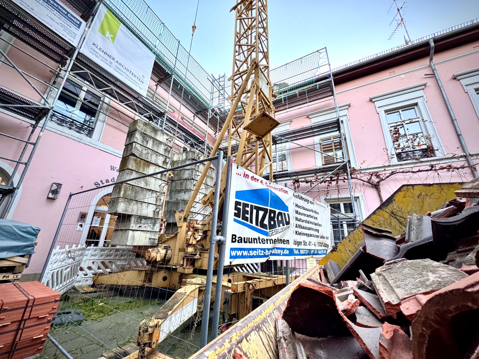 Baugerüste und ein Krahn am Stadtweingut.