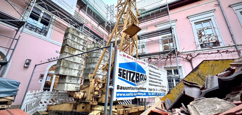 Baugerüste und ein Krahn am Stadtweingut.