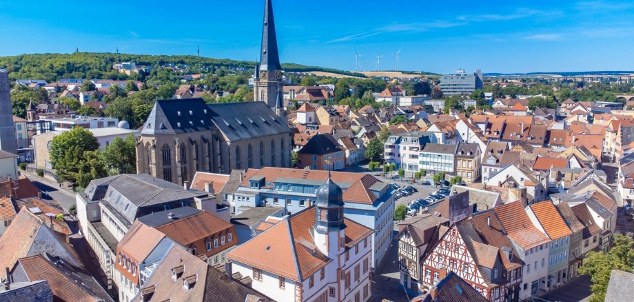 Alzey von oben, mit Blick auf die Nikolaikirche.