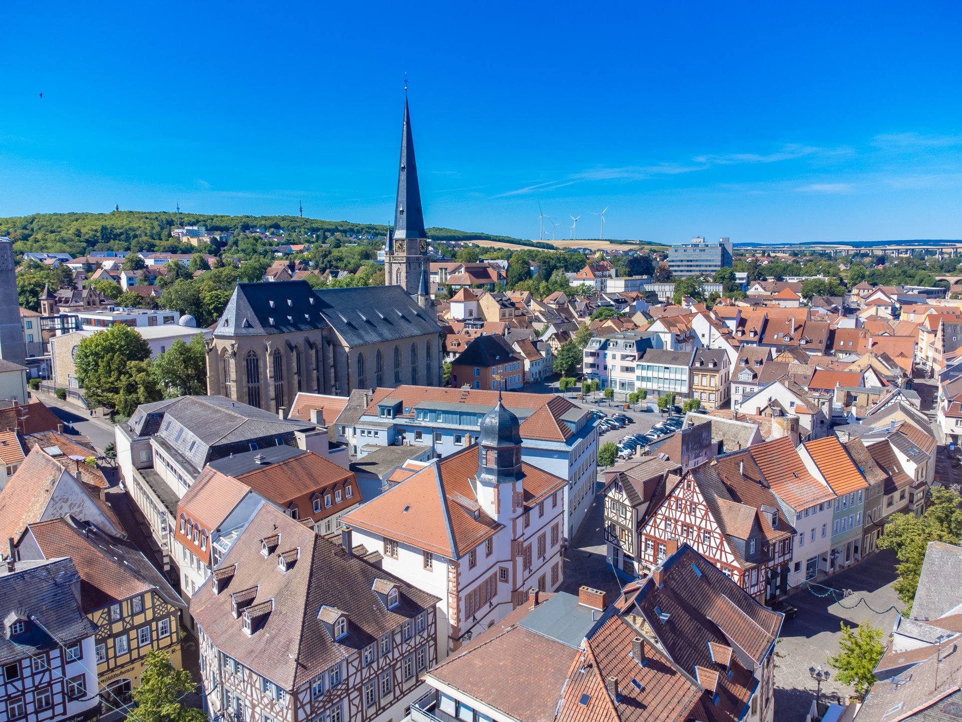 Alzey von oben, mit Blick auf die Nikolaikirche.