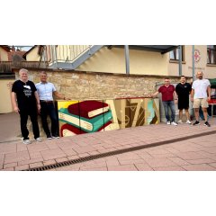 Stromkästen die bunt angemalt wurden in der Stadt Alzey und fünf Männer daneben, einer davon Bürgermeister Steffen Jung