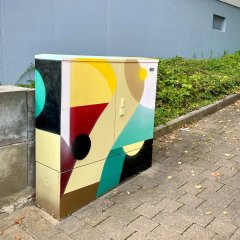 Stromkasten bunt bemalt.
