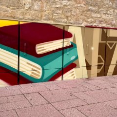 Stromkästen bunt bemalt.