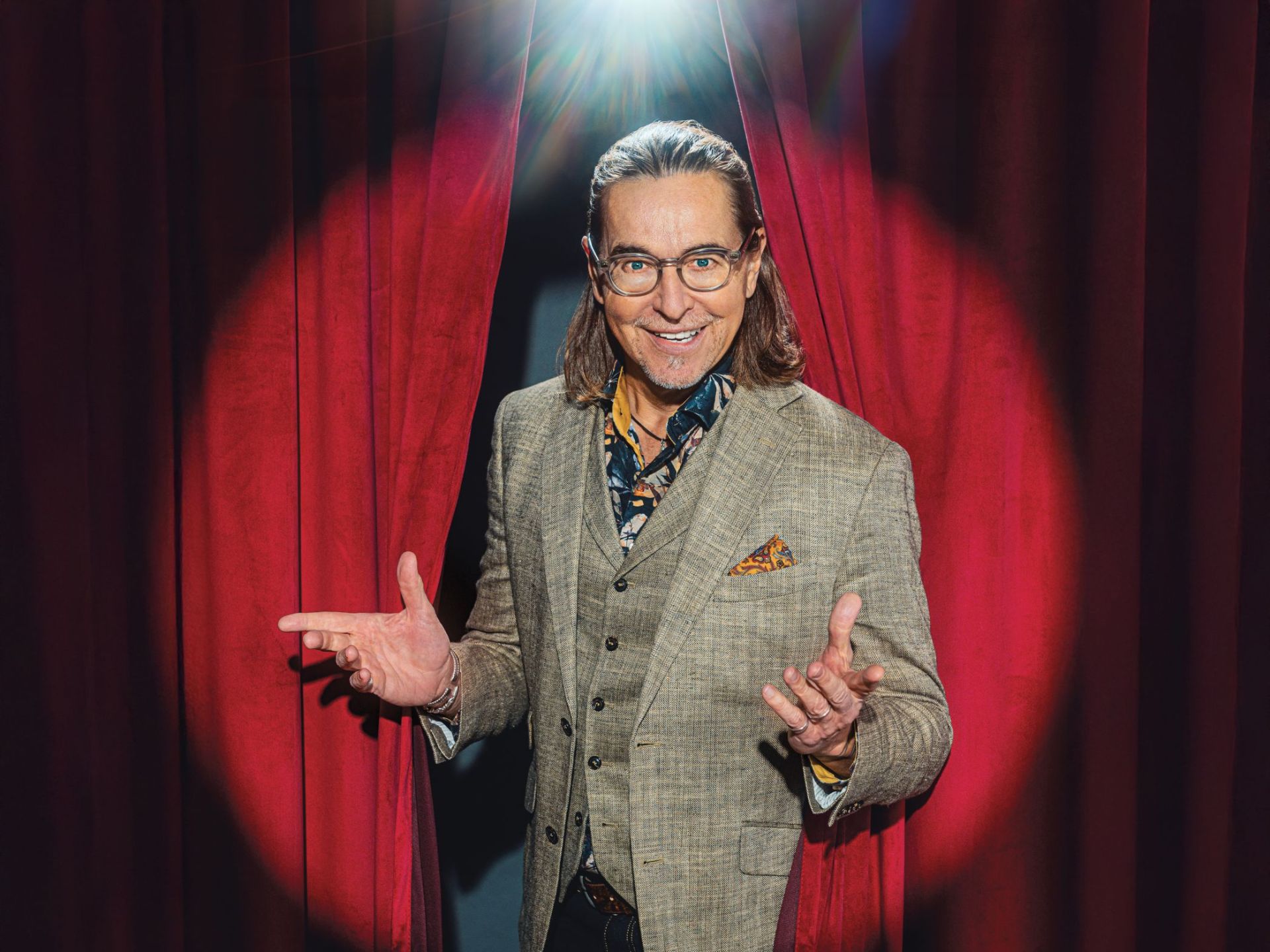 Chako Habekost vor einem roten Vorhang