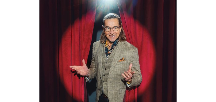 Chako Habekost vor einem roten Vorhang