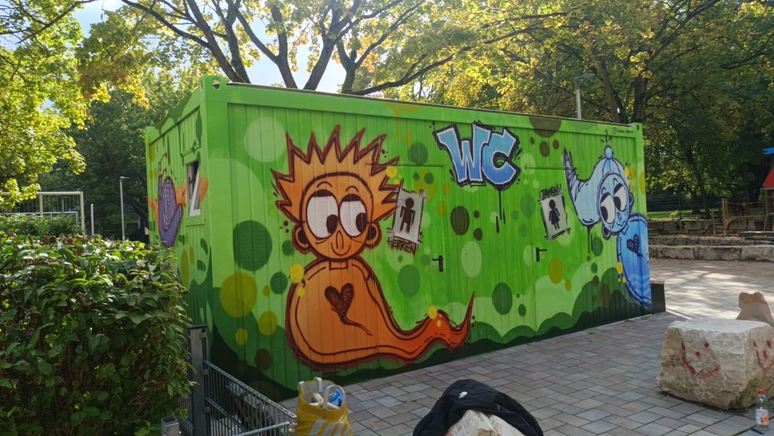 Container von Spielplatz in Pfalzgrafenstraße bunt bemalt