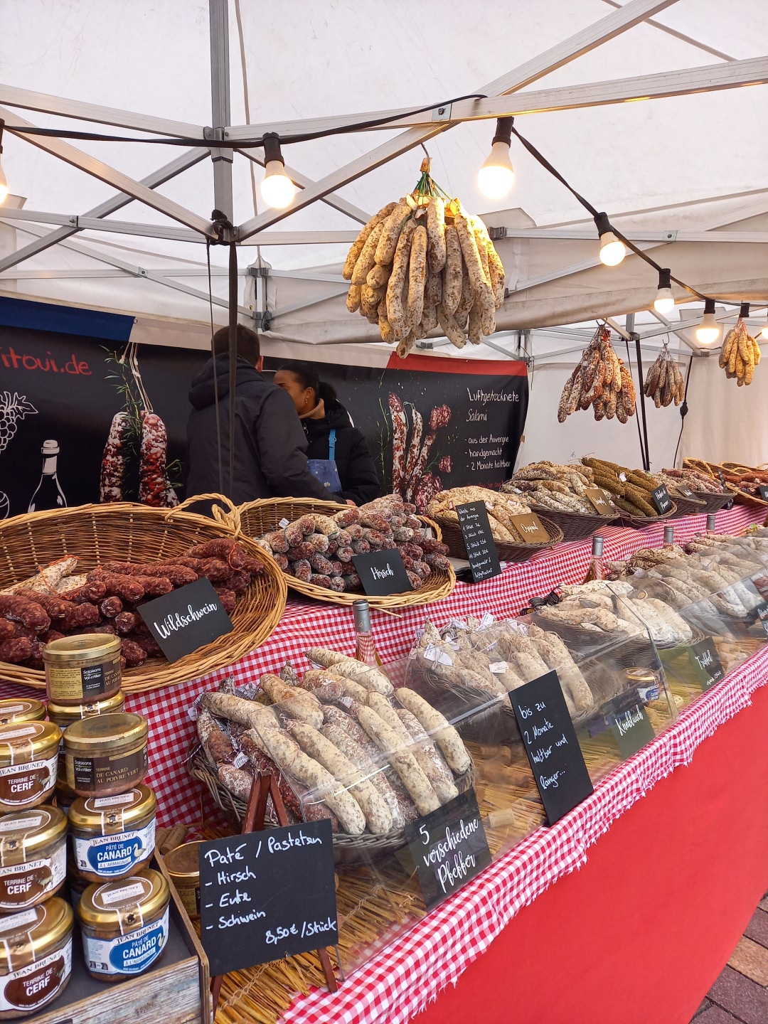Ein Stand mit Wurstwaren auf dem französischen Markt in Alzey.