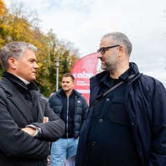 Bürgermeister Steffen Jung in einem Gespräch auf der Baustelle des ehemaligen Stadtgärtnerei-Geländes.