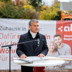 Bürgermeister Jung hält auf der Baustelle des ehemaligen Stadtgärtnerei-Geländes eine Rede.