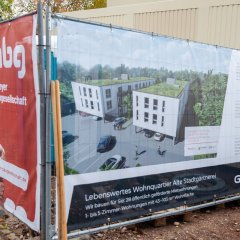 Der Baustellenbanner für das neue lebensgerechte Wohnquartier auf dem Gelände der ehemaligen Stadtgärtnerei.