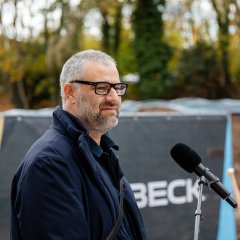 Ein Mann spricht ins Mikrofon.