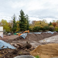 Eine Baustelle mit umgegrabenen Erdhügeln.