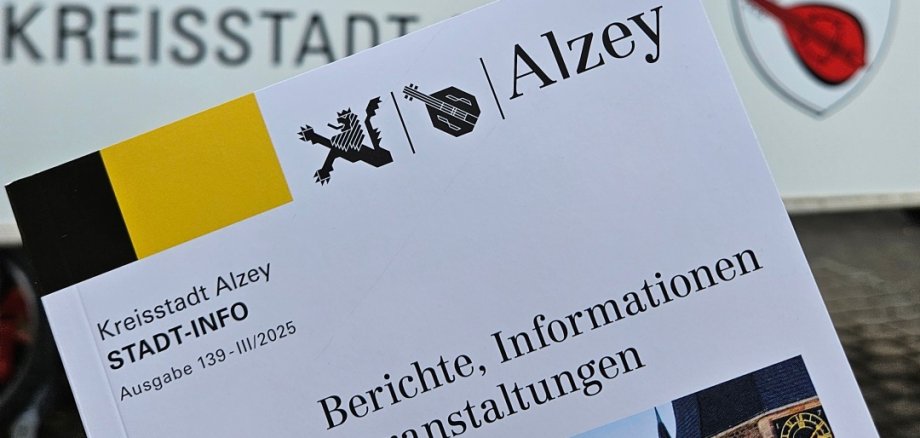 Bild des Stadt-Info-Katalogs vor dem Eingang der Stadtverwaltung Alzey