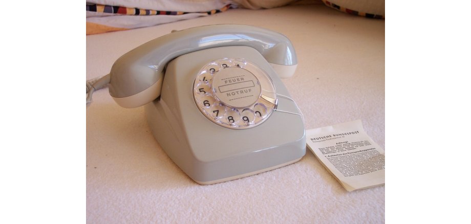 Zum Nachtisch Museum: „Buntes zur Grauen Maus“ Telefon mit Wahlscheibe