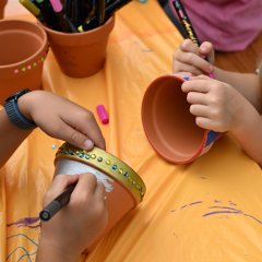 Ehrenamtstag Alzey Kinder bemalen Töpfe