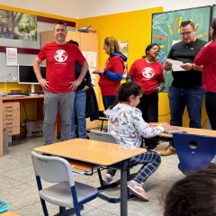 Klassenzimmer mit Schülern und Lehrern von Lilly.