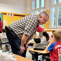 Klassenzimmer mit Schülern und Lehrern von Lilly.