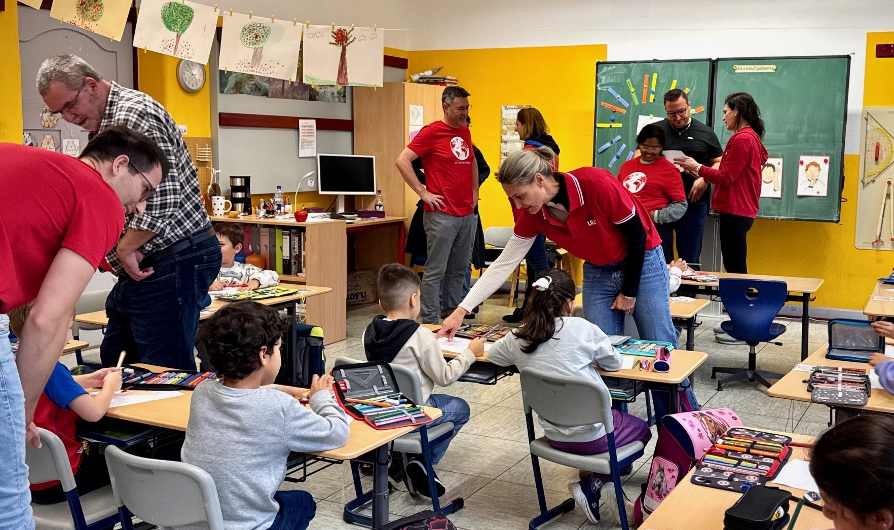 Klassenzimmer mit Schülern und Lehrern von Lilly.