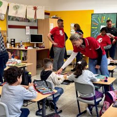 Klassenzimmer mit Schülern und Lehrern von Lilly.