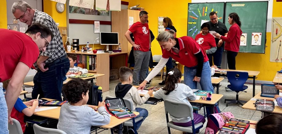 Klassenzimmer mit Schülern und Lehrern von Lilly.