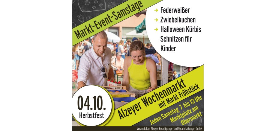 Wochenmarkt Ankündigung Oktober.indd Auf dem Bild sieht man zwei Personen, die damit beschäftigt sind, sich auf einem Markt Obst, wie Erdbeeren zu nehmen. Oben links in der Ecke steht Markt-Event-Samstage. Links unten steht der 4.10.2025 Herbstfest. Rechts oben steht Federweißer, Zwiebelkuchen und Halloween-Kürbis schnitzen. Unten rechts steht jeden Samstag von 7 - 13 Uhr auf dem Marktplatz am Obermarkt. Veranstaltet wird dies von der Alzeyer Beteiligungs- und Veranstaltungs GmbH.