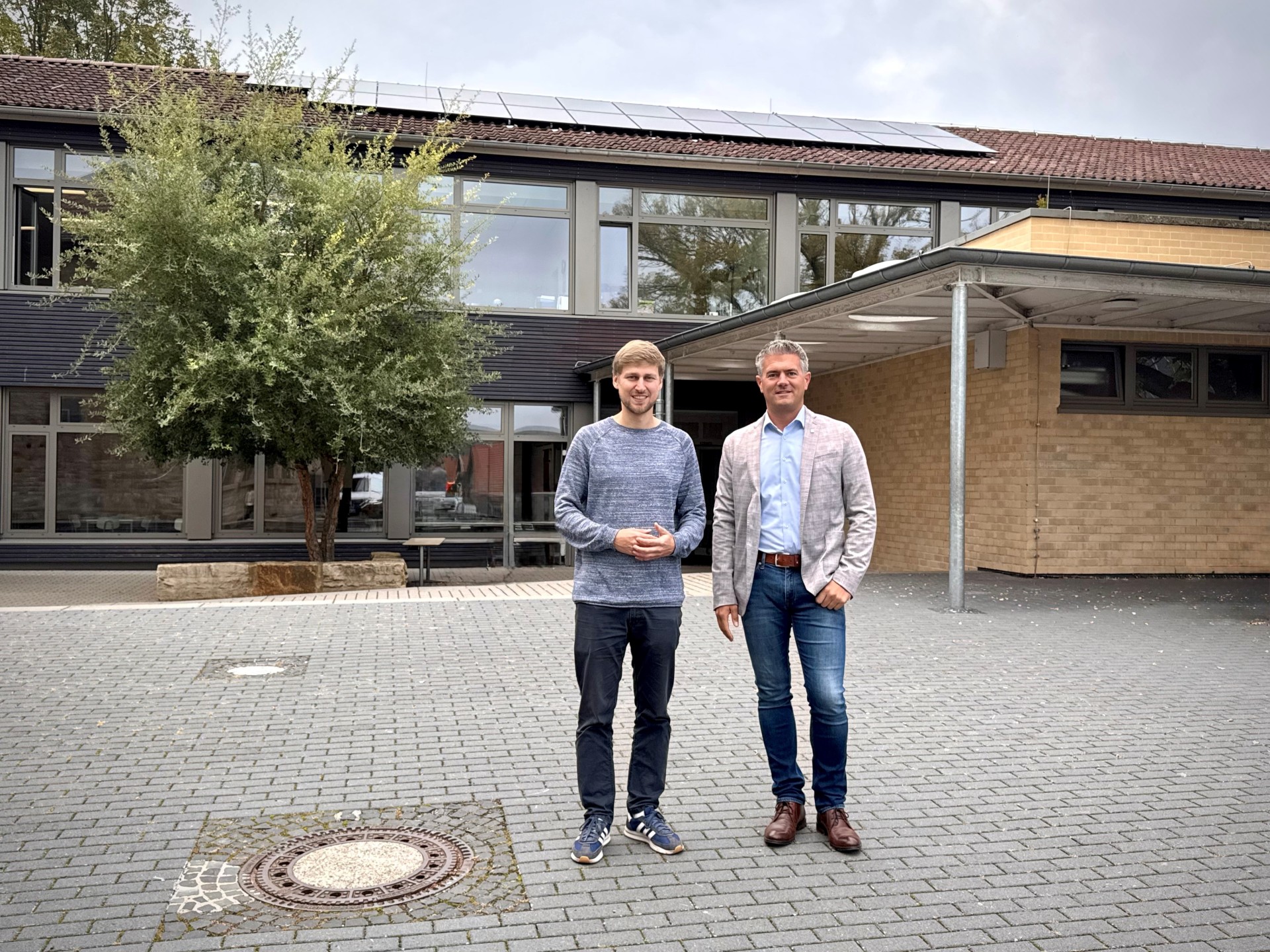 Solaranlage auf dem Dach, im Sonnenuntergang.