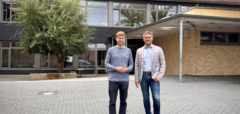 Solaranlage auf dem Dach, im Sonnenuntergang.