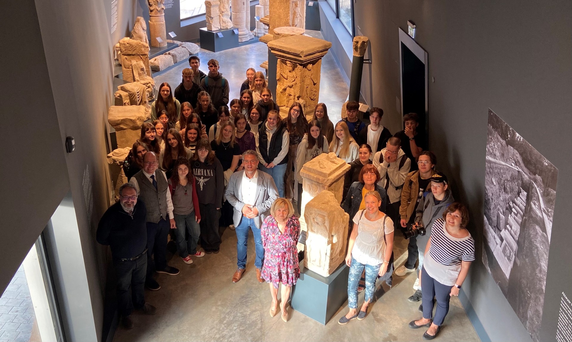 Bürgermeister Steffen Jung im Museum mit den polnisch und deutschen Jugendlichen.