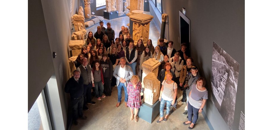 Bürgermeister Steffen Jung im Museum mit den polnisch und deutschen Jugendlichen.