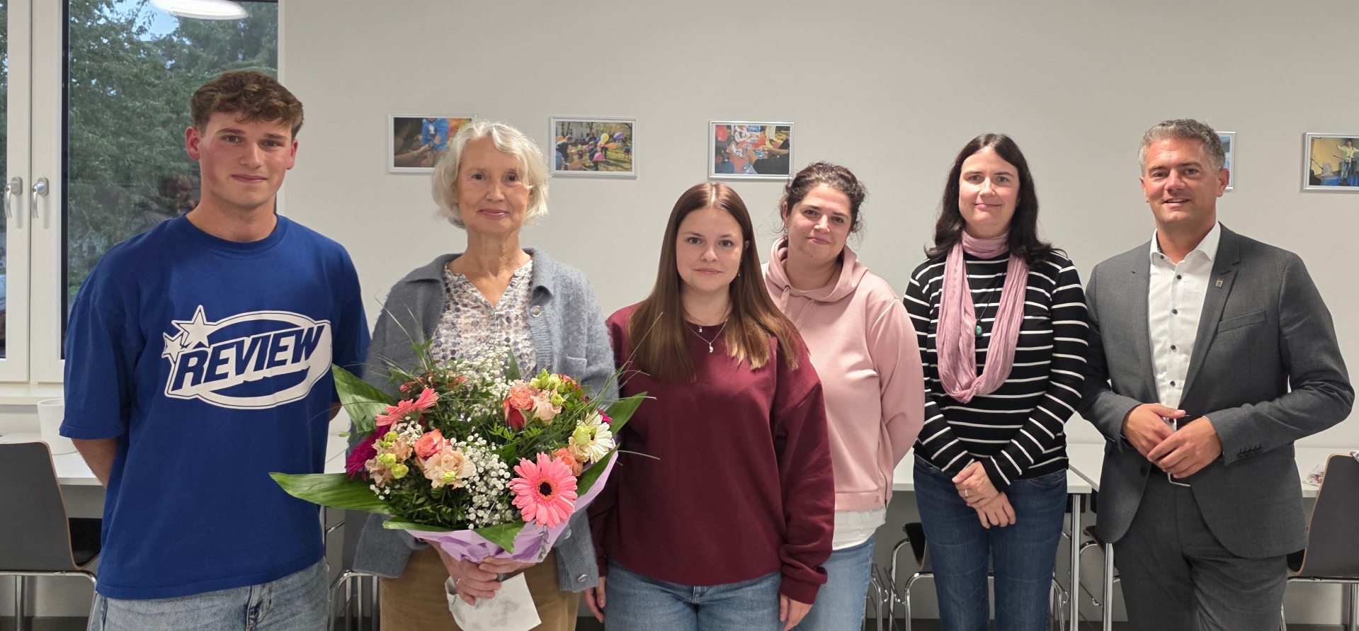 Auf dem Bild sieht man 6 Personen. Ganz außen rechts steht Bürgermeister Steffen Jung. Eine Frau hat einen bunten Blumenstrauß in der Hand.