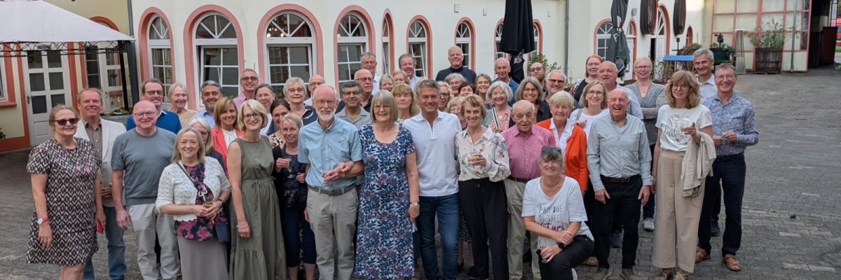 Gäste aus Harpenden zu Besuch in Alzey Gruppenfoto mit den Franzosen