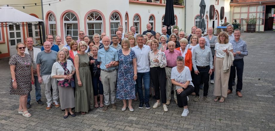 Gäste aus Harpenden zu Besuch in Alzey Gruppenfoto mit den Franzosen