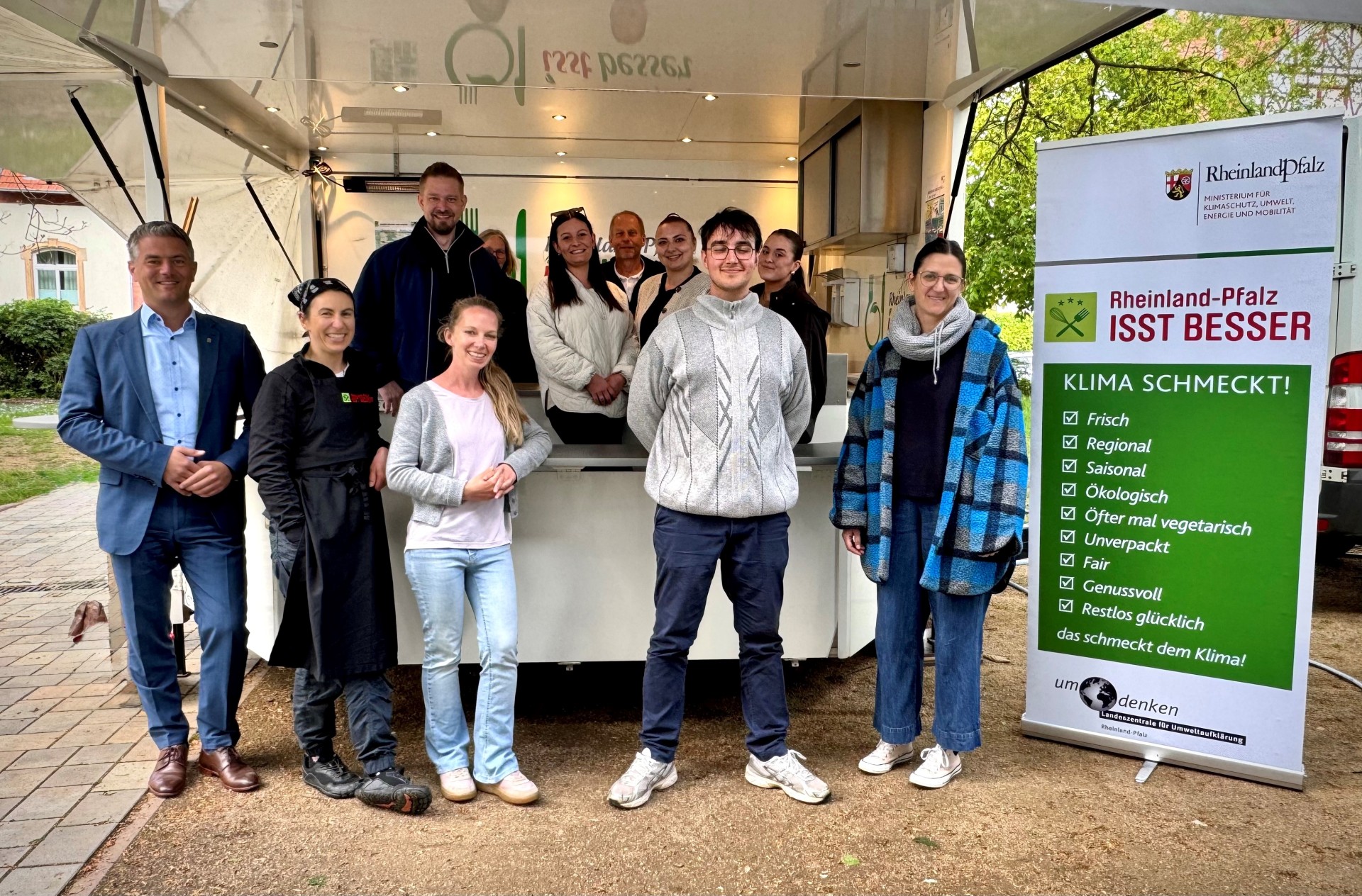 Kochbus des Landes in der Stadt Alzey. Der Kochbus ist Teil des Landesprogramms „Rheinland-Pfalz isst besser“ und bringt Ernährungsbildung direkt dorthin, wo sie gebraucht wird: in Kitas, Schulen und weitere Einrichtungen.