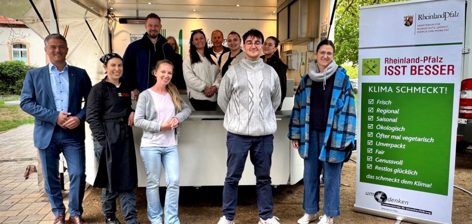 Kochbus des Landes in der Stadt Alzey. Der Kochbus ist Teil des Landesprogramms „Rheinland-Pfalz isst besser“ und bringt Ernährungsbildung direkt dorthin, wo sie gebraucht wird: in Kitas, Schulen und weitere Einrichtungen.