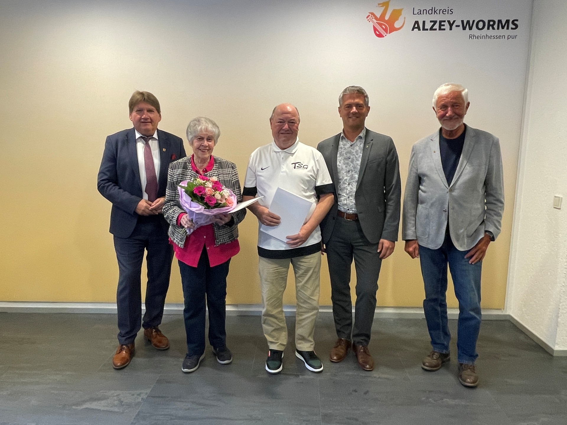Landrat Heiko Sippel verleiht Ehrennadeln des Landes Rheinland-Pfalz an insgesamt sechs engagierte Persönlichkeiten aus dem Landkreis Alzey- unter den Ausgezeichneten sind mit Erika Acker aus der Stadt Alzey und Willy Stoll aus Alzey-Weinheim