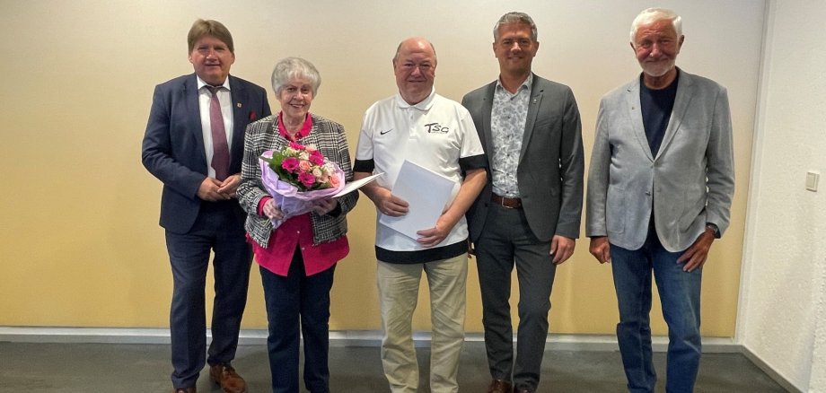 Landrat Heiko Sippel verleiht Ehrennadeln des Landes Rheinland-Pfalz an insgesamt sechs engagierte Persönlichkeiten aus dem Landkreis Alzey- unter den Ausgezeichneten sind mit Erika Acker aus der Stadt Alzey und Willy Stoll aus Alzey-Weinheim