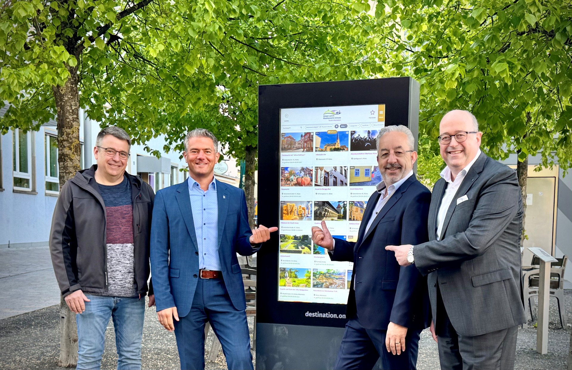 Auf dem Obermarkt in Alzey wurde eine neue digitale Info-Stele eingeweiht.